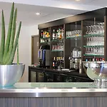 Golden Tulip And Hotell