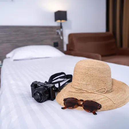 Golden Tulip And 4* La Baule