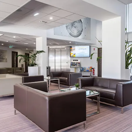 Hotel Golden Tulip And 4*