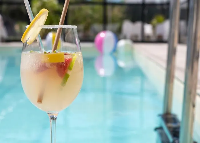 Hotel Golden Tulip And 4*