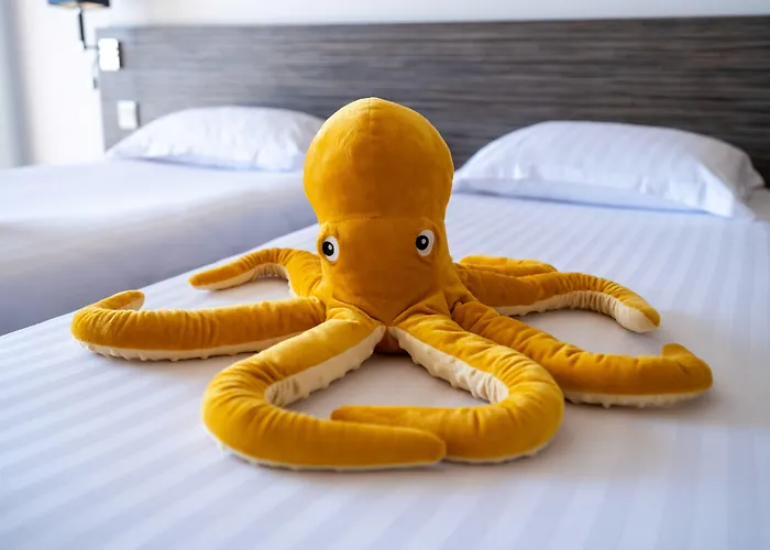 Hotel Golden Tulip And 4*